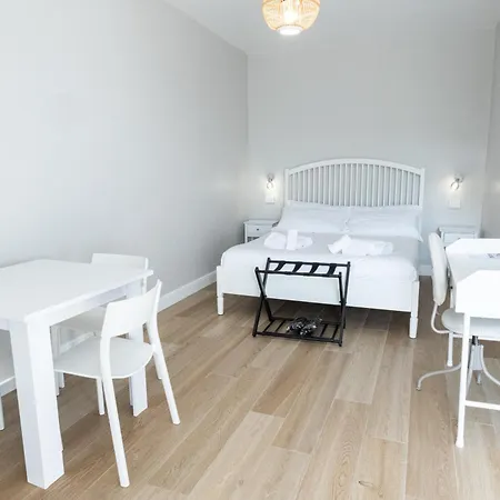 Dimora Santa Rosalia Апартаменты *